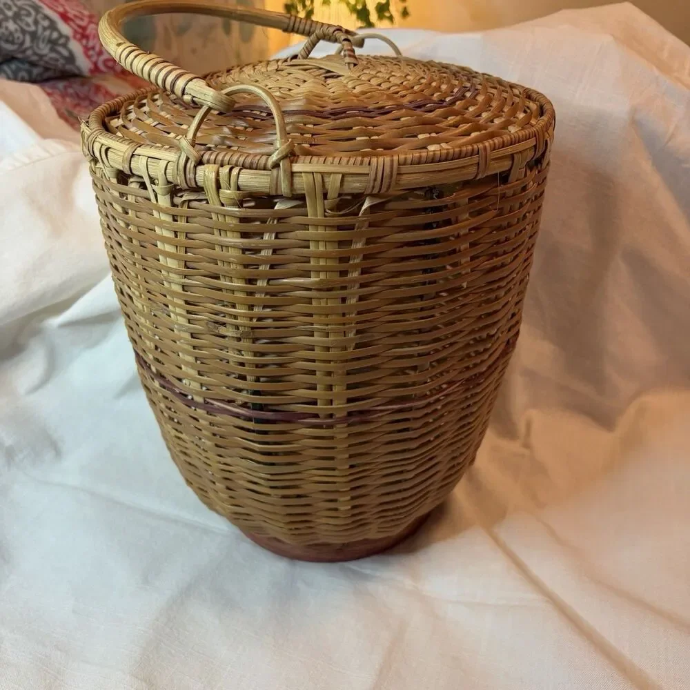 Vintage Hand Woven Wicker Basket With Fitted Lid Top Handle 11” x 14”